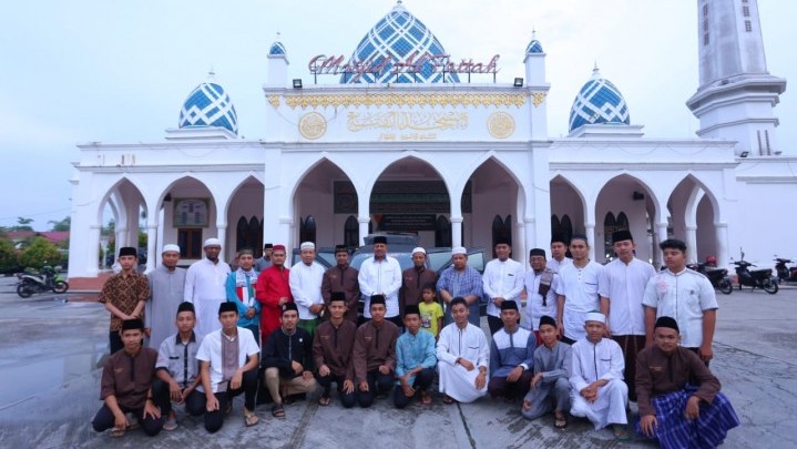 Shalat Bersama Pejuang Subuh, Bupati Siak Alfedri Serahkan Mobil Operasional