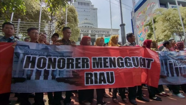 Merasa Dianaktirikan, Perwakilan Honorer Ramai Gugat ke MK, Termasuk Dari Riau