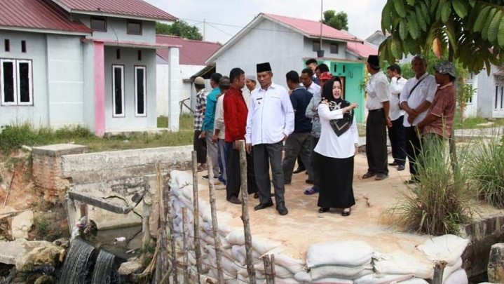 Ayat Cahyadi Tinjau Jembatan Putus di Air Putih, Perintahkan OPD Terkait Segera Selesaikan Ayat Cahyadi Tinjau Jembatan Putus di Air Putih, Perintahkan OPD Terkait Segera Selesaikan