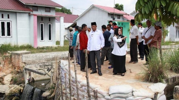 Ayat Cahyadi Tinjau Jembatan Putus di Air Putih, Perintahkan OPD Terkait Segera Selesaikan