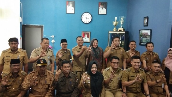 Camat Liswarti Lakukan Sertijab Sekcam dan Lurah 3 Kelurahan di Kecamatan Tampan