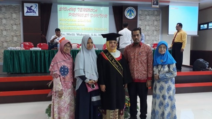Wartawan Riau ini Raih Gelar Doktor di UNP Dengan Prediket Cumlaude Wartawan Riau ini Raih Gelar Doktor di UNP Dengan Prediket Cumlaude