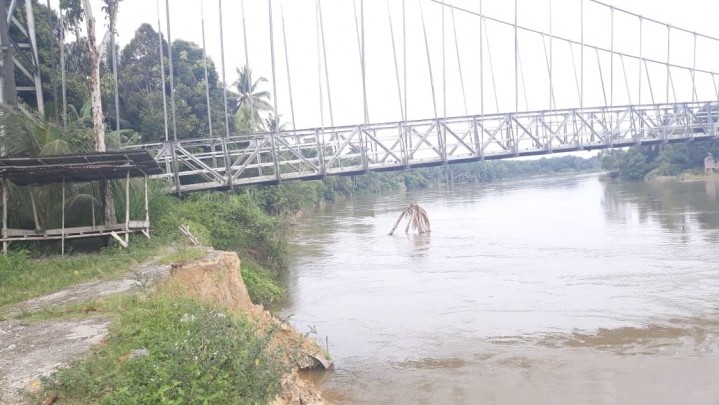 Jembatan Gantung Desa Gobah Terancam Hanyut