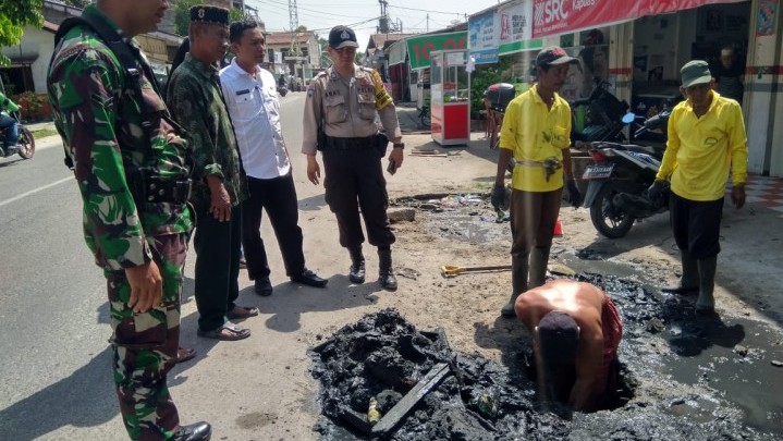 Antisipasi Banjir, Lurah Labuh Baru Barat Wahyu Tinjau Pembersih Drainase