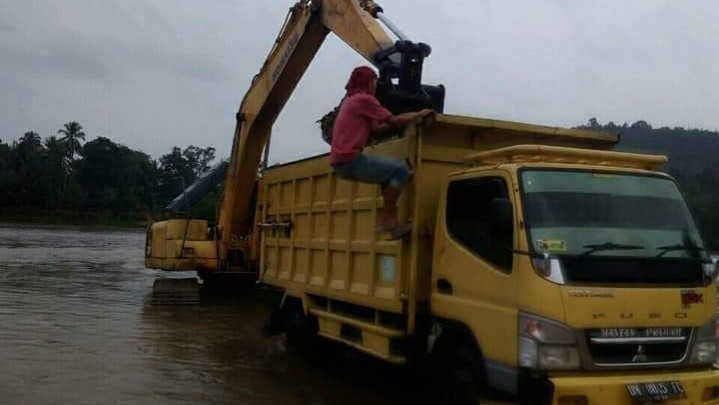 Aktivitas Galian C Sebabkan Air Sungai Batang Subayang Keruh Aktivitas Galian C Sebabkan Air Sungai Batang Subayang Keruh