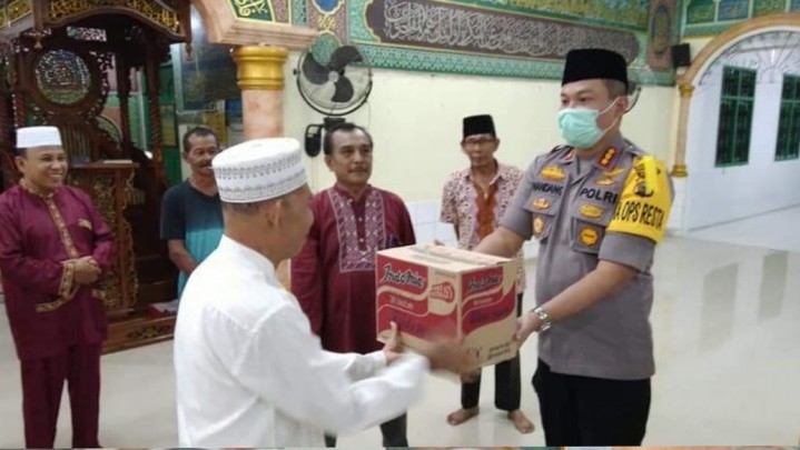 Masjid Paripurna Kampung Baru Terima Paket Sembako Dari Polresta Pekanbaru