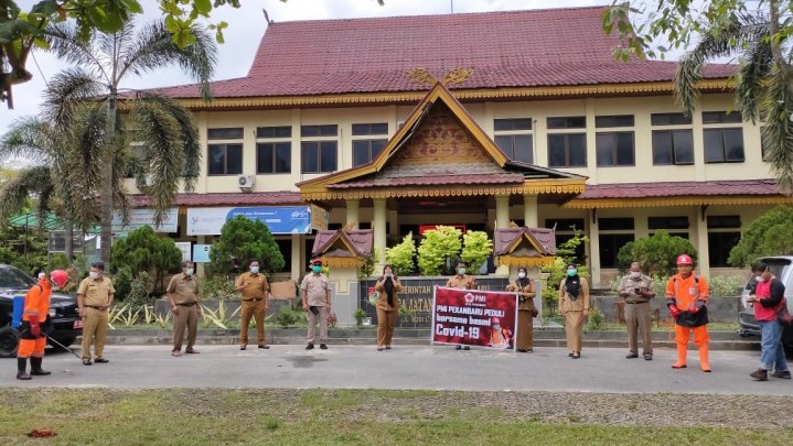 Cegah Penyebaran Covid-19, PMI Pekanbaru Sterilisasi Kantor Kecamatan Tenayan Raya Cegah Penyebaran Covid-19, PMI Pekanbaru Sterilisasi Kantor Kecamatan Tenayan Raya
