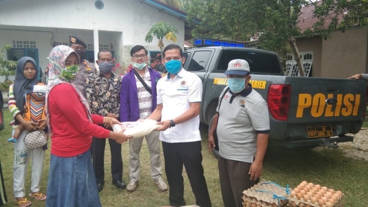 Insan Pers, BEM dan Polres Kampar Bagikan 100 Paket ke Warga Terdampak Covid-19