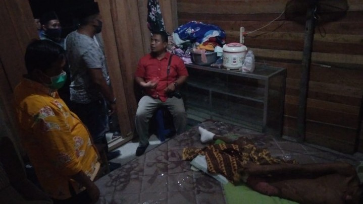 Ocu Repol Kunjungi Warga Desa Kualu Korban Kecelakaan Tragis Ocu Repol Kunjungi Warga Desa Kualu Korban Kecelakaan Tragis