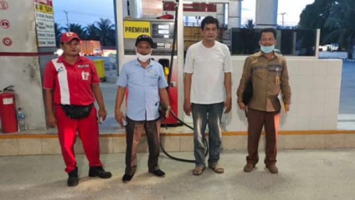 Anggota DPRD Siak Tinjau Kesiapan SPBU-40 Minas Hadapi Pandemi Covid-19 Anggota DPRD Siak Tinjau Kesiapan SPBU-40 Minas Hadapi Pandemi Covid-19