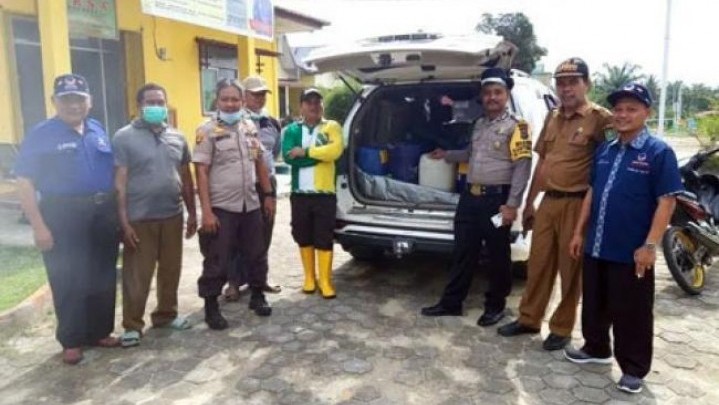 Anggota DPRD Siak Suryono Serahkan 100 Liter Cairan Disinfektan Untuk Mandiangin dan Sungai Mandau