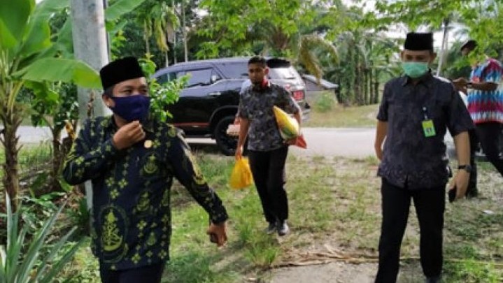Ketua DPRD Siak Cek Data Penerima Bantuan Terdampak Covid-19 Ketua DPRD Siak Cek Data Penerima Bantuan Terdampak Covid-19