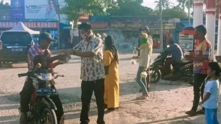 Sambil Berbagi Takjil, Anggota DPRD Siak Ini Himbau Warga Kandis Tetap Semangat Di Tengah Pandemi Covid-19 Sambil Berbagi Takjil, Anggota DPRD Siak Ini Himbau Warga Kandis Tetap Semangat Di Tengah Pandemi Covid-19