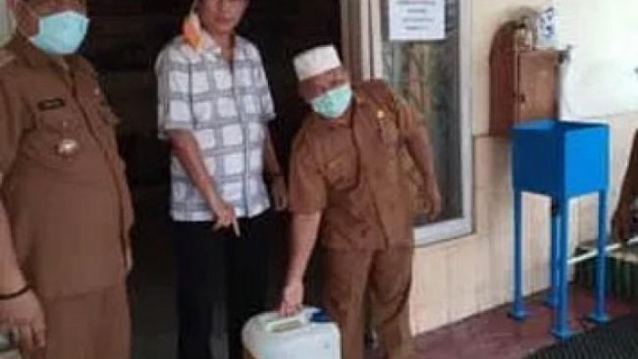 Sembari Reses, Hendri Pangaribuan Bagikan Cairan Disinfektan Kepada Penghulu dan Lurah di Kandis