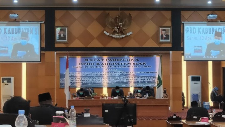 Karena Corona, Anggota DPRD Siak Dengarkan LKPj Bupati Via Video Conference Karena Corona, Anggota DPRD Siak Dengarkan LKPj Bupati Via Video Conference