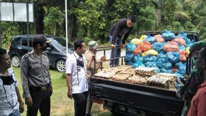 Lurah Maharani Serahkan Bantuan 190 Sembako kepada Warga