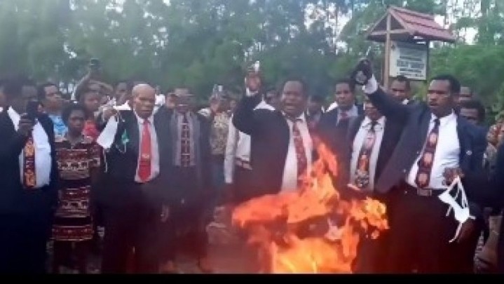 Tak Percaya Corona, Pendeta dan Jemaat Gereja di Papua Ramai-ramai Bakar Masker