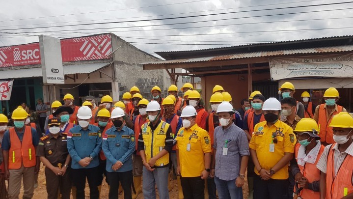 Kajati Riau Dampingi Gubri Tinjau Pelebaran Jalan di Dumai Dengan Metode Padat Karya