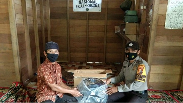 Bhabinkamtibmas Polsek Tebing Tinggi Barat Sambangi Warga dan Serahkan Bantuan