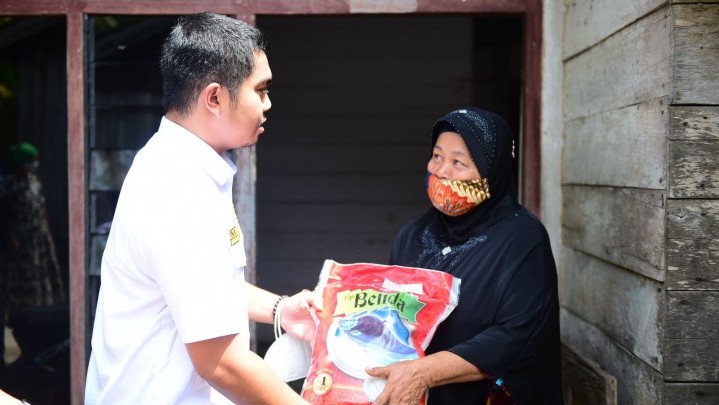 Momen Hari Kesetiakawanan Sosial, Karang Taruna Riau Beri Bantuan Korban Banjir di Rohul Momen Hari Kesetiakawanan Sosial, Karang Taruna Riau Beri Bantuan Korban Banjir di Rohul