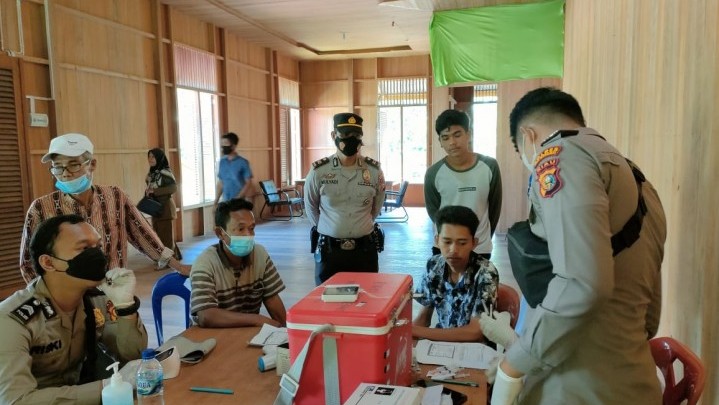 Polres Meranti Gelar Vaksinasi Massal di Desa Lukun Polres Meranti Gelar Vaksinasi Massal di Desa Lukun