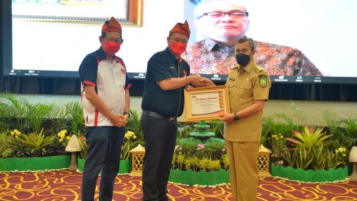Gubernur Syamsuar Terima Penghargaan The Best Branding Leader Gubernur Syamsuar Terima Penghargaan The Best Branding Leader