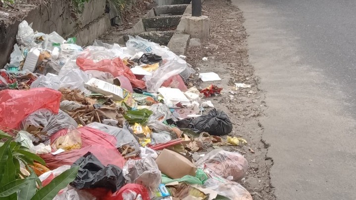 Sampah Menumpuk Di Jalan Hasanuddin Pekanbaru, Pemko Diminta Bersikap Tegas Sampah Menumpuk Di Jalan Hasanuddin Pekanbaru, Pemko Diminta Bersikap Tegas