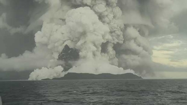 Letusan Gunung Tonga Akhir Pekan Lalu Terbesar dalam 30 Tahun Terakhir