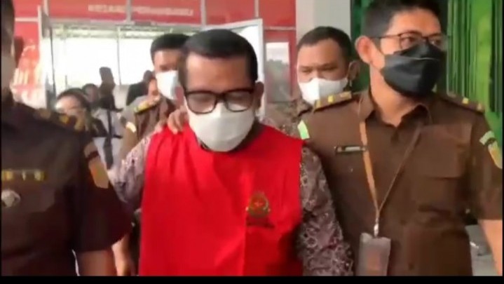Dekan Fisip Unri Non Aktif Terduga Pencabulan Ditahan Dekan Fisip Unri Non Aktif Terduga Pencabulan Ditahan