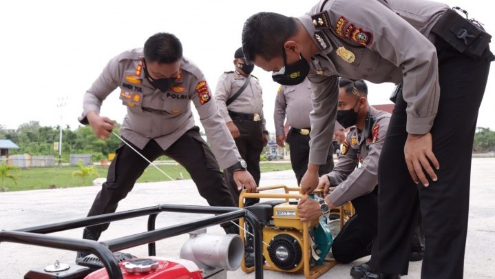 Kapolres Meranti Cek Kondisi Alat Pemadam Karhulta Kapolres Meranti Cek Kondisi Alat Pemadam Karhulta