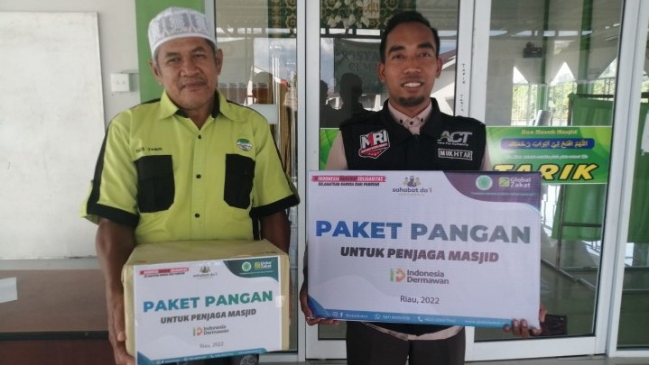 Anwar, Penjaga Masjid di Pekanbaru yang Dapat Paket Pangan dari ACT Anwar, Penjaga Masjid di Pekanbaru yang Dapat Paket Pangan dari ACT