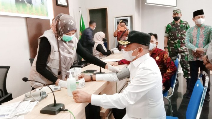 Vaksinasi Booster di Meranti, Bupati HM Adil jadi Peserta Pertama Vaksinasi Booster di Meranti, Bupati HM Adil jadi Peserta Pertama