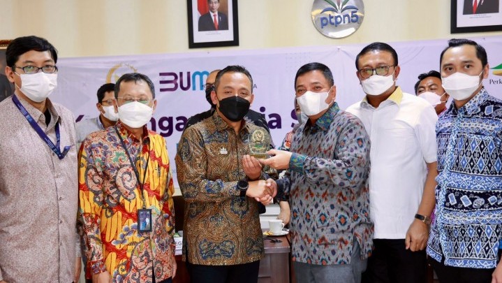 Komisi VI DPR Apresiasi PTPN V Dongkrak Produktivitas Sawit Petani Amankan Pasokan Minyak Goreng Komisi VI DPR Apresiasi PTPN V Dongkrak Produktivitas Sawit Petani Amankan Pasokan Minyak Goreng