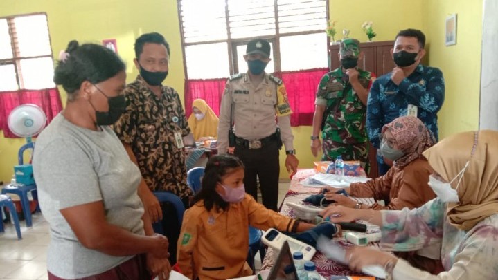 Lurah Bencah Lesung Didampingi Tiga Pilar Tinjau Vaksinasi Anak di SDN 137 Lurah Bencah Lesung Didampingi Tiga Pilar Tinjau Vaksinasi Anak di SDN 137