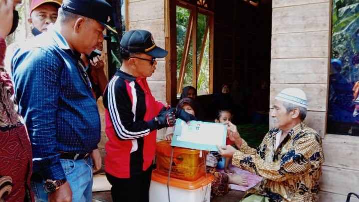 Sehari, Wabup Asmar Kunjungi Dua Korban Kebakaran Rumah di Meranti