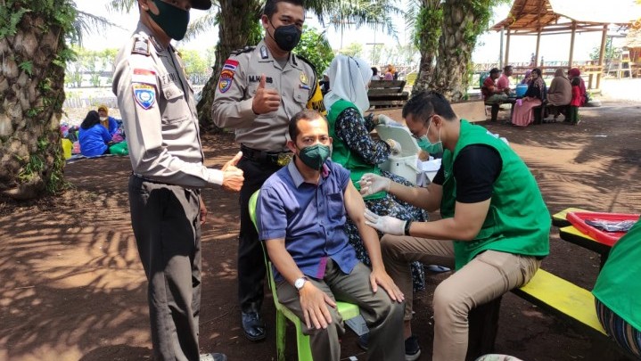 Pengunjung Lokasi Wisata di Bengkalis jadi Sasaran Vaksinasi Tahap Ketiga Pengunjung Lokasi Wisata di Bengkalis jadi Sasaran Vaksinasi Tahap Ketiga