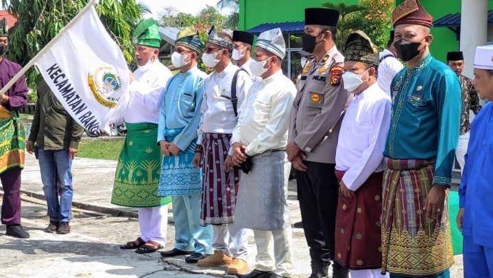 Lepas Pawai Taaruf, Bupati Ingatkan Kafilah MTQ Jaga Kesehatan Lepas Pawai Taaruf, Bupati Ingatkan Kafilah MTQ Jaga Kesehatan