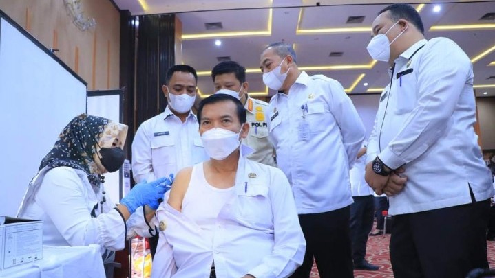 Disuntik Vaksin Booster, Ini Respon Wako Firdaus Disuntik Vaksin Booster, Ini Respon Wako Firdaus