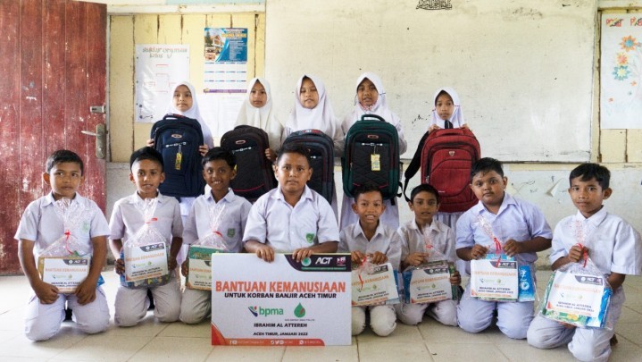 ACT Duri Salurkan Perlengkapan Sekolah Bagi Anak-anak Korban Banjir Aceh ACT Duri Salurkan Perlengkapan Sekolah Bagi Anak-anak Korban Banjir Aceh