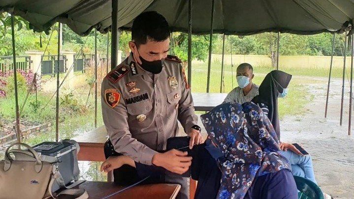 Kapolsek Tambang Turun Langsung Membantu Kegiatan Vaksinasi