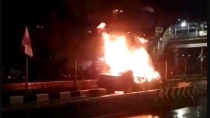 Tabrakan, Mobil Camry Terbakar dan Dua Orang Meninggal Dunia Tabrakan, Mobil Camry Terbakar dan Dua Orang Meninggal Dunia