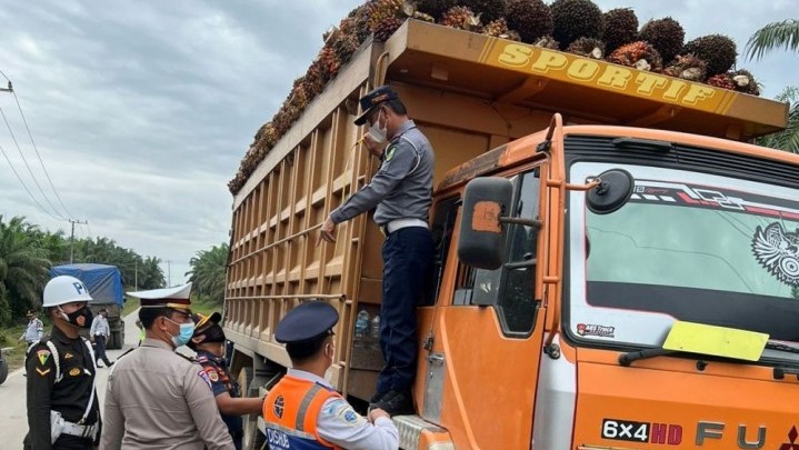 Ditreskrimsus Polda Bersama Dishub Tilang 73 Kendaraan ODOL di Peranap Indragiri Hulu