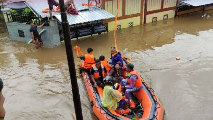 Tebing Tinggi Banjir, Seribu Kepala Keluarga Terpaksa Mengungsi Tebing Tinggi Banjir, Seribu Kepala Keluarga Terpaksa Mengungsi