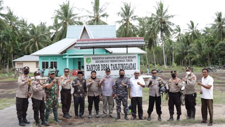 Cek Vaksinasi di Desa Tanjung Gadai, Kapolres: Ini Demi Menjaga Kesehatan Kita Semua Cek Vaksinasi di Desa Tanjung Gadai, Kapolres: Ini Demi Menjaga Kesehatan Kita Semua
