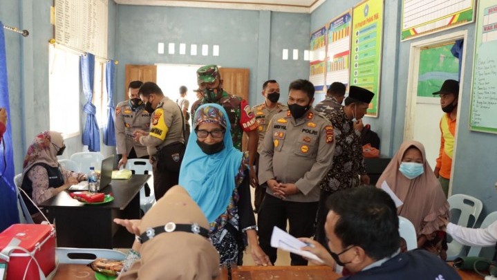 Tak Peduli Hari Libur, Tim Vaksinator Tetap Layani Vaksinasi hingga Pelosok Desa