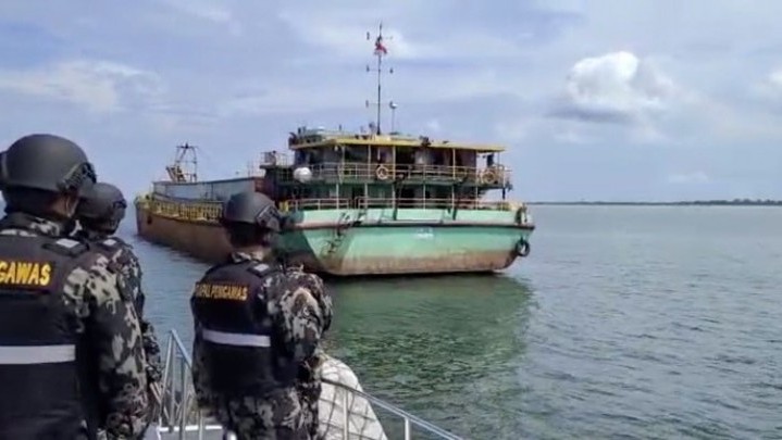 Penambangan Pasir Ilegal di Perairan Pulau Rupat Dihentikan Kapal KKP RI