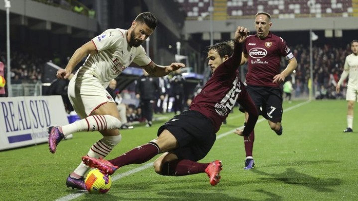 AC Milan Hanya Bermain Imbang 2-2 Melawan Salernitana AC Milan Hanya Bermain Imbang 2-2 Melawan Salernitana