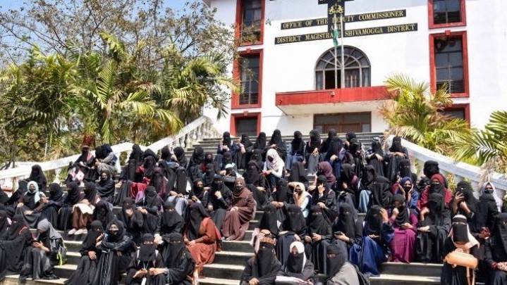 Tolak Lepas Hijab di Sekolah, Puluhan Mahasiswi di India Diskors Tolak Lepas Hijab di Sekolah, Puluhan Mahasiswi di India Diskors