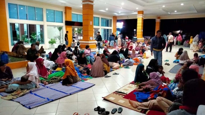 Teras Kantor Bupati Pasaman Barat Jadi Lokasi Mengungsi Warga Terdampak Gempa