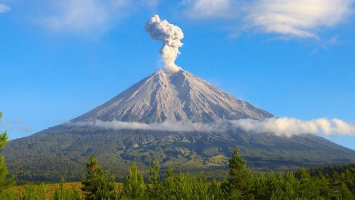 Hujan Abu hingga Dentuman Keras Terjadi di Gunung Semeru Hujan Abu hingga Dentuman Keras Terjadi di Gunung Semeru